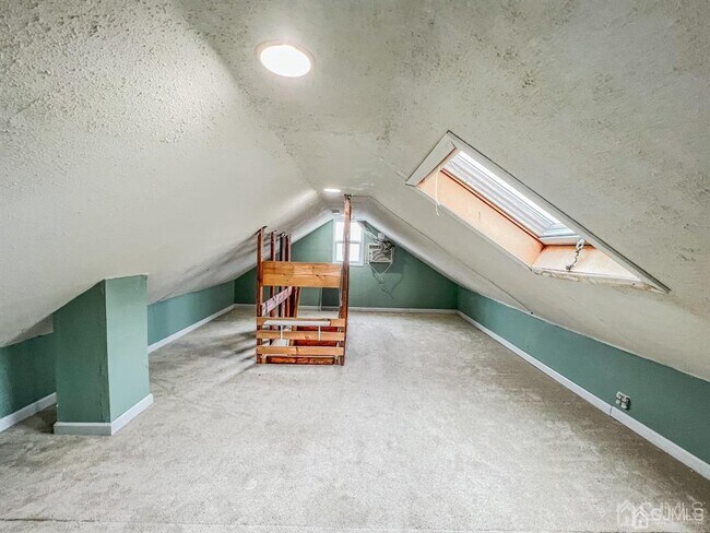 Building Photo - 114 Larch St