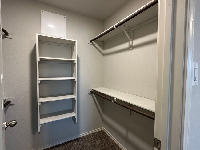 Building Photo - Luxury Townhome