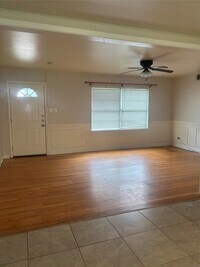 Building Photo - 4713 Saxon St