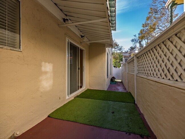 Building Photo - 152 N Arnaz Dr