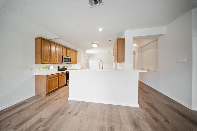 Building Photo - 6000 Meadowglen Dr