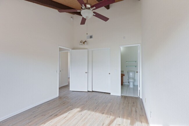 Building Photo - 10444 Canoga Ave