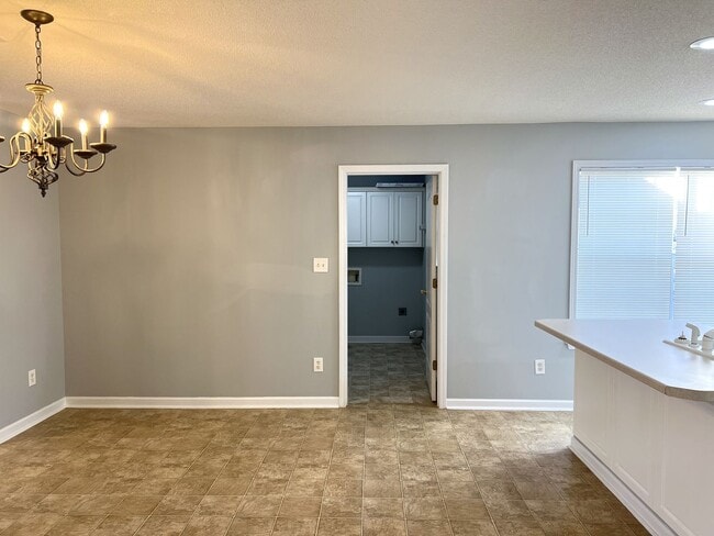 Building Photo - Absolutely Adorable Home Near Lake Joy Elementary