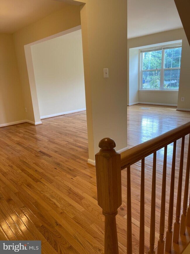 Building Photo - 5693 Sherborne Knolls