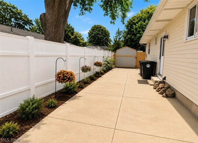 Building Photo - 2065 Hackberry St