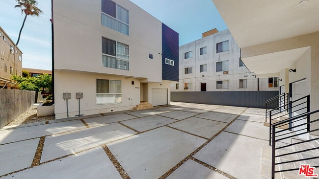 Building Photo - 953 N Mariposa Ave