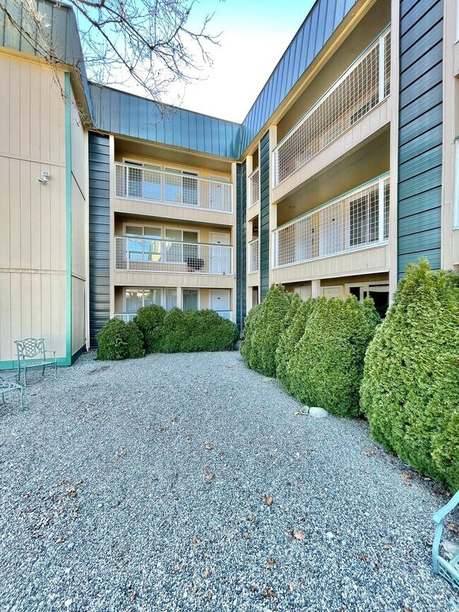 Building Photo - Beautifully remodeled south-facing unit, a...