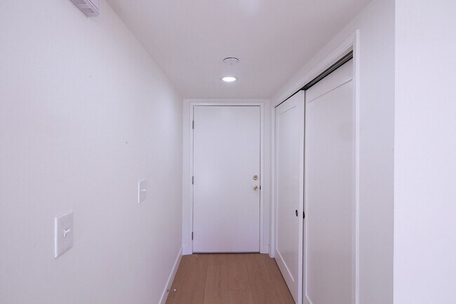 Building Photo - IN-UNIT LAUNDRY WITH ON-SITE PARKING!!