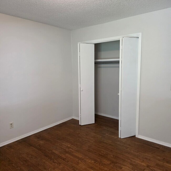 Building Photo - 2 Bed / 2 Bath / 2-Car Garage Duplex in a Great Nixa Neighborhood!