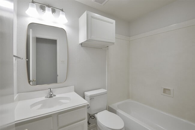 Building Photo - 2311 Old Oak Ln
