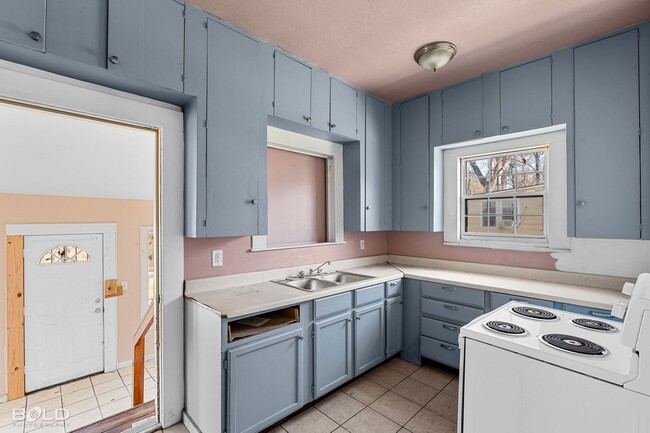 Building Photo - Check This Charming 1 Bed 1 Bath Out!