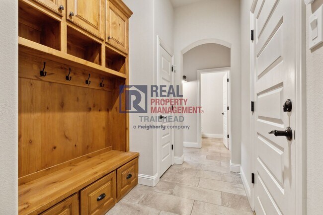 Building Photo - 113 Maral Ln