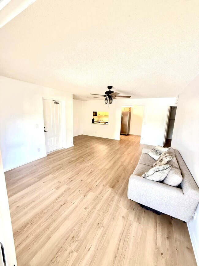 Building Photo - 13750 Oneida Dr
