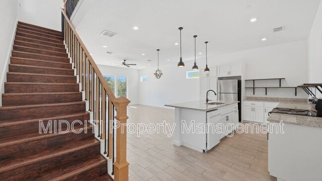 Building Photo - 893 E Mather St