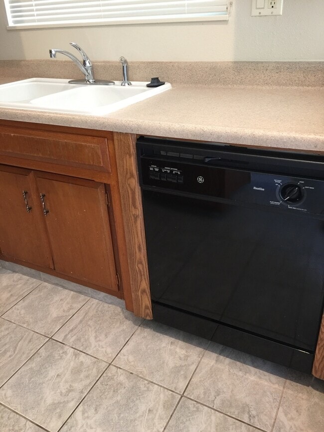 Building Photo - Ground Level 1 bedroom Condo Available soon