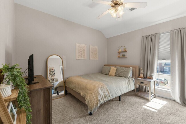 Building Photo - 3 Bed Available at Waterwood Townhome Complex!