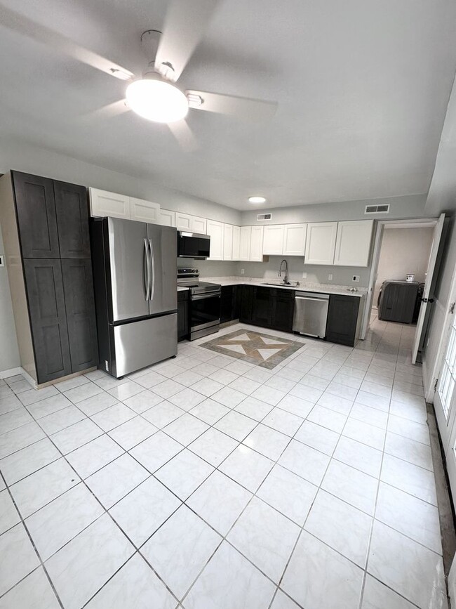 Building Photo - Renovated 4-bedroom, 2.5 bathroom in Virginia Beach