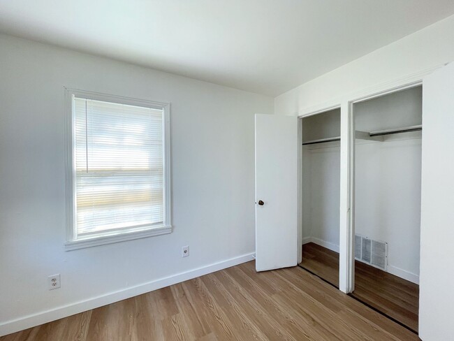 Building Photo - Remodeled One Bedroom Duplex