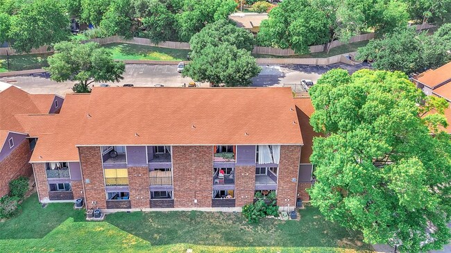 Building Photo - 1840 Burton Dr