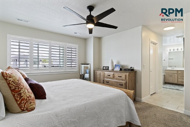 Building Photo - "Charming West Haven Retreat: Spacious 3-B...