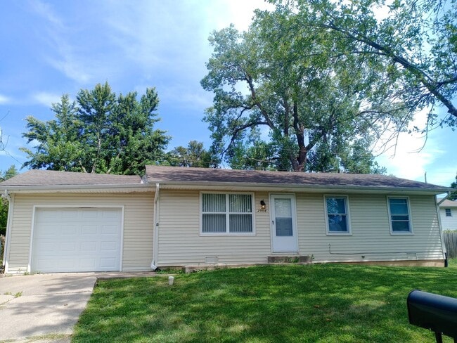 Primary Photo - Darling 3 Bedroom Ranch with Fully Fenced ...