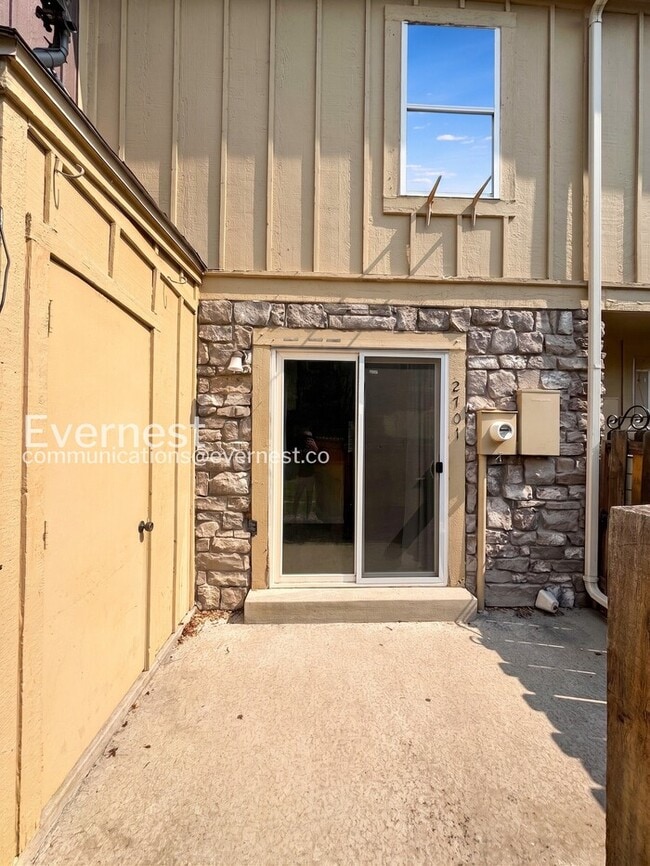 Building Photo - 3 Bed/2.5 Bath Townhome with Fenced Yard / Available Now!