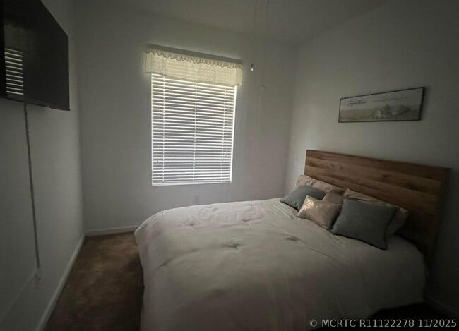 Building Photo - 8101 Coconut Palm Way