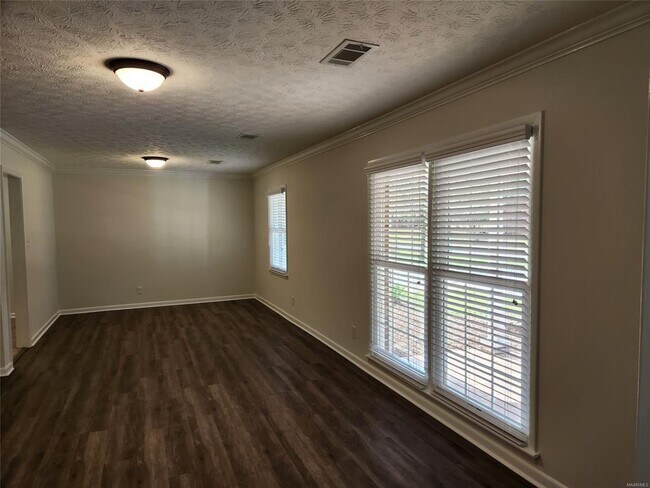 Building Photo - 628 Shadow Ln