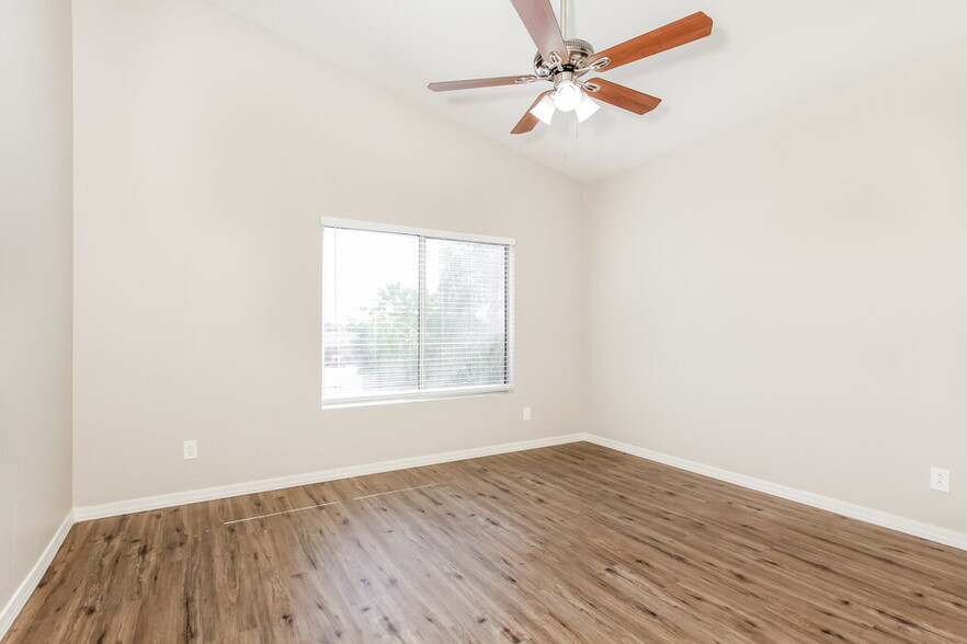 Building Photo - 1750 W Union Hills Dr
