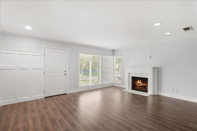 Building Photo - 2804 Avalon Dr