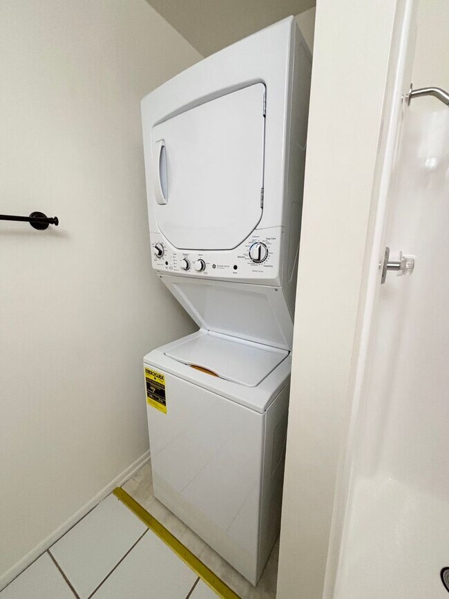 Building Photo - Bright and Spacious Quiet Corner 2 Bed/ 2 Bath with Private Balcony, Views, In Unit Laundry and P...