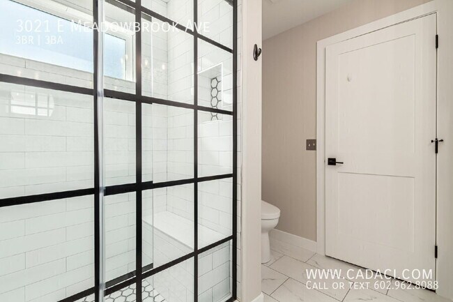 Building Photo - 3021 E Meadowbrook Ave