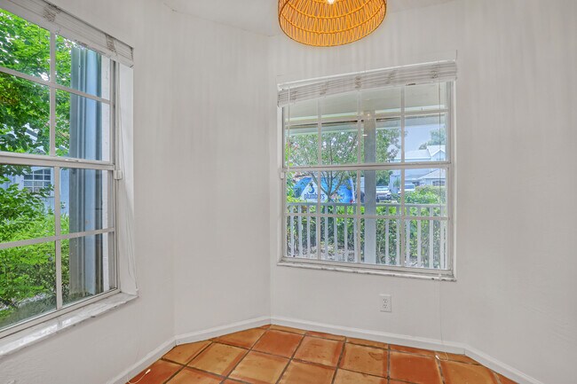 Building Photo - 935 Honeytree Ln