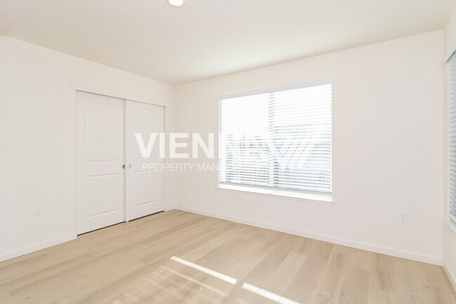 Building Photo - 7998 Quiet Knolls Dr