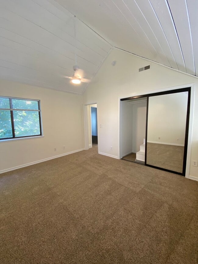 Building Photo - Two-Bedroom Townhouse in Sparks