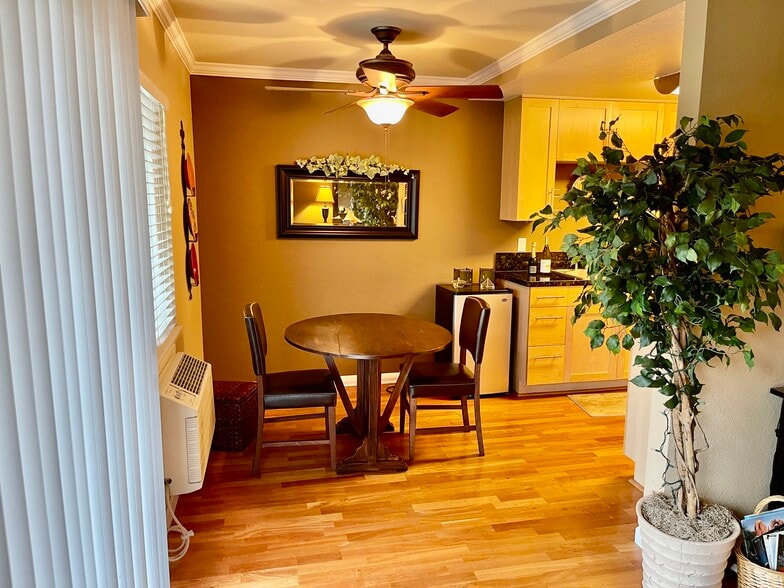 Dining Area - 303 Masters Ct