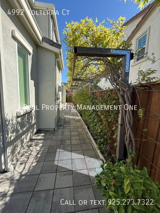 Building Photo - 4992 Volterra Ct