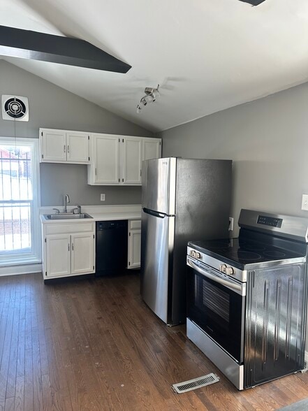 Kitchen with Stainless Steel Dishwasher, Oven Fridge - 437 Franklin St
