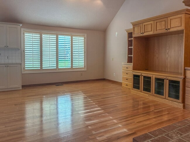 Building Photo - Arranmore 2 Bedroom with Den Available Now !