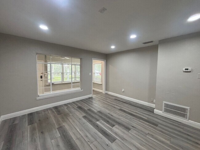 Building Photo - 2/1 duplex - Great Location near downtown