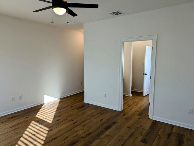 Building Photo - Welcome to Metairie Place!