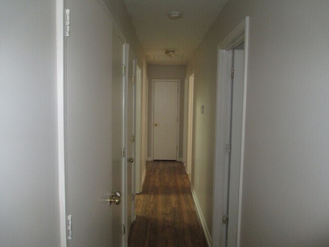Building Photo - Ranch home minutes from uptown Charlotte