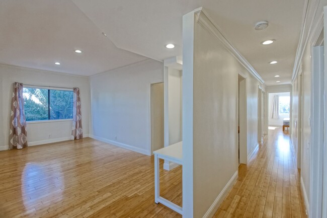 Building Photo - **FURNISHED OR UNFURNISHED** BRIGHT, SPACI...