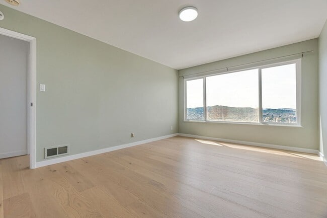 Building Photo - 140 Cresta Vista Dr
