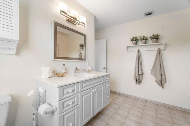 Building Photo - 518 Gardenia Terrace