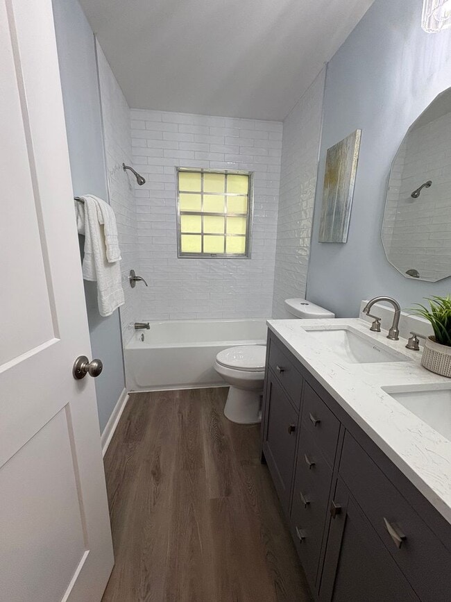 Building Photo - 2510 Lake Ellen Dr