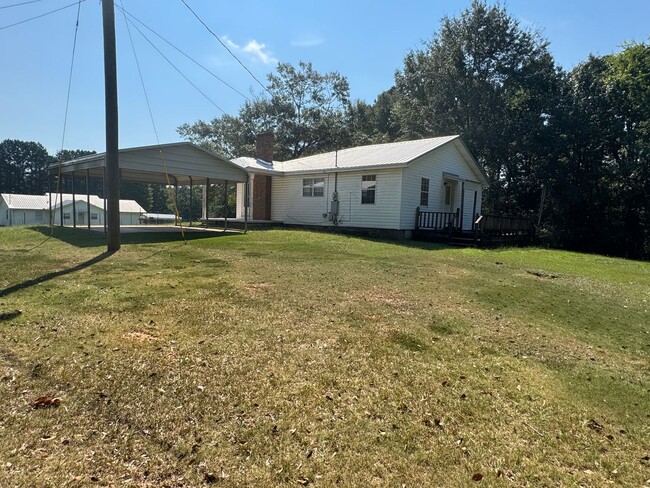 Building Photo - Cozy 3 Bed 1 Bath Home! Available Now! Sch...