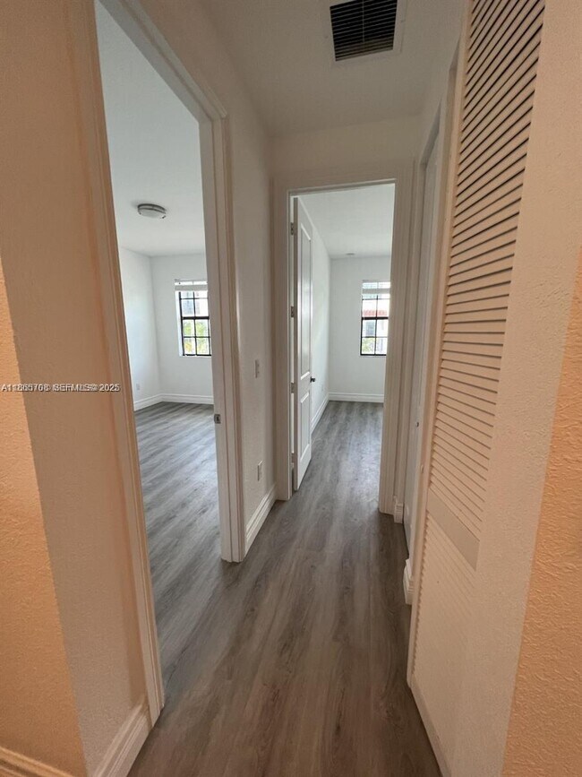 Building Photo - 11539 SW 13th Dr