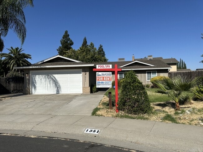 Building Photo - Beautiful Manteca 3 Bedroom Single Story H...