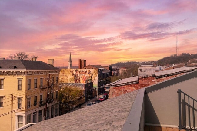 Building Photo - 152 E McMicken Ave